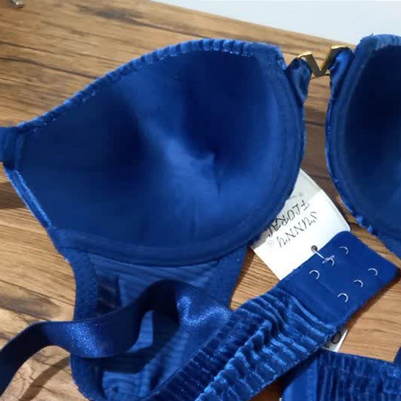 ست شورت و سوتین زنانه مدل مخمل کبریتی نگین دار کد AB001 ست شورت و سوتین زنانه مدل مخمل کبریتی نگین دار کد AB001